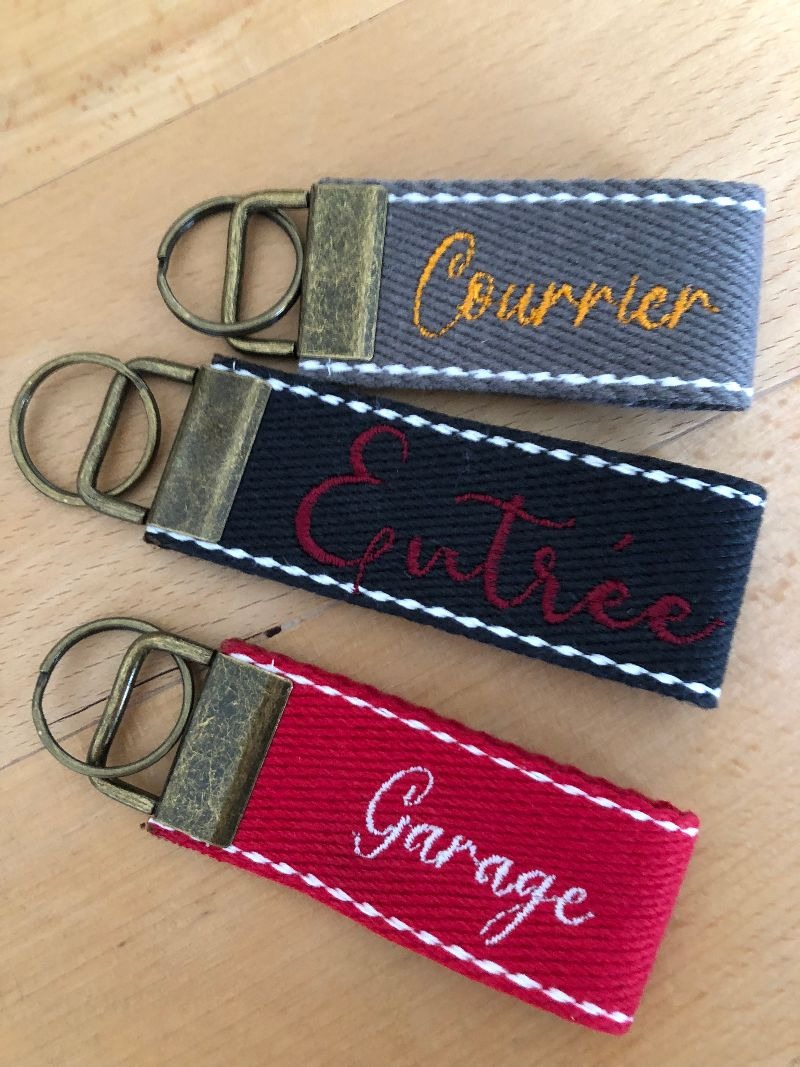 Trois porte-clés en sangle brodés Courrier, Entrée et Garage