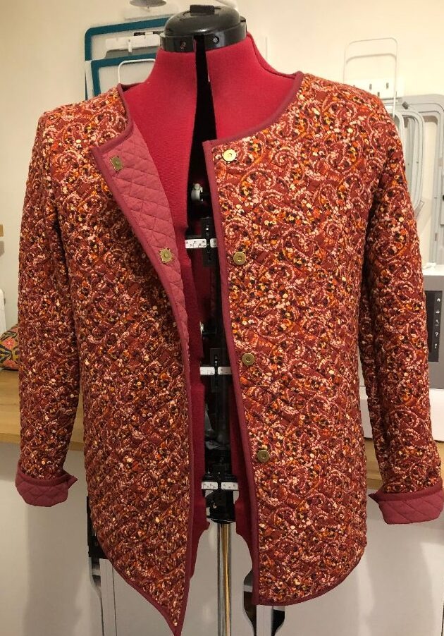 Veste matelassée à petites fleurs, doublée de rose, sur un mannequin de couture