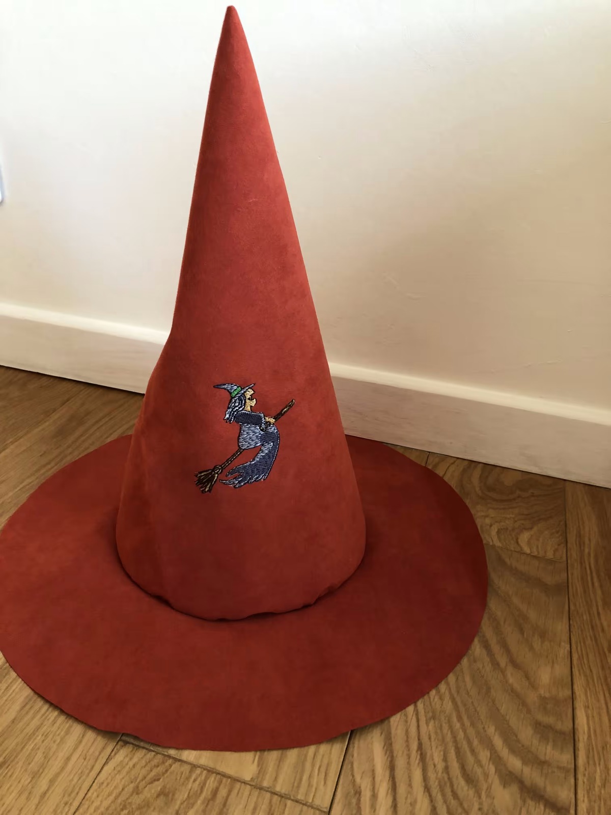 Chapeau pointu de sorcière en suédine rouille, brodé d'une sorcière sur son balai